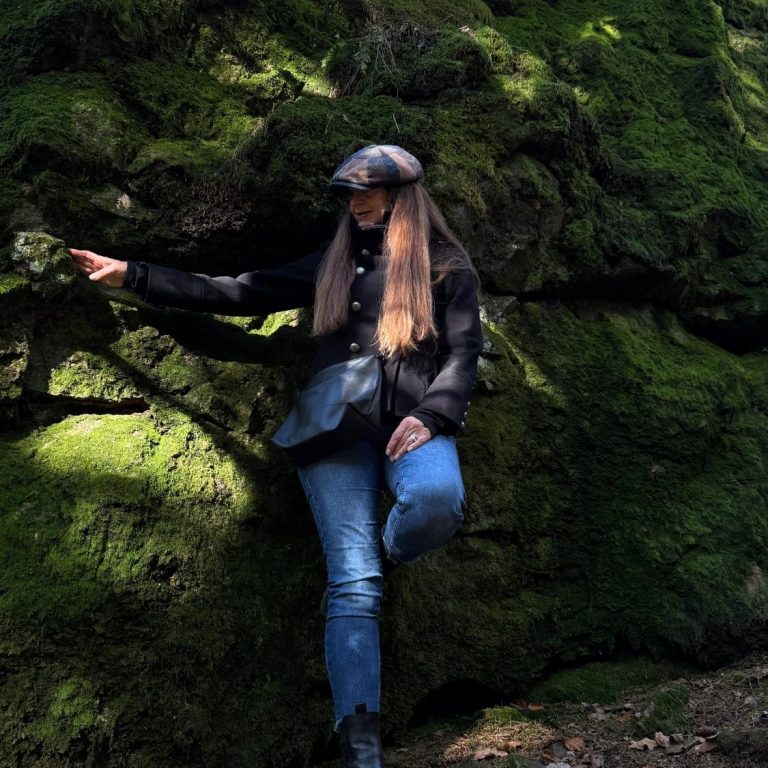 Schmunzelkrimi-Autorin Hanni Faller Krimi-Autorin Hanni Faller – Cosykrimis aus dem Schwarzwald